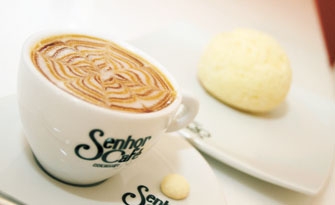 Entre as várias opções de bebidas quentes, a Olinto Café serve café expresso